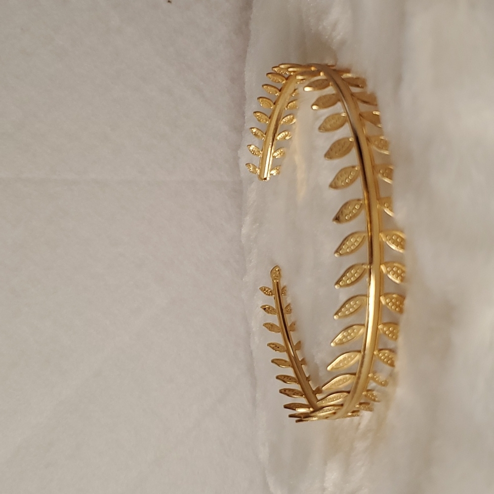 Brand new Women's jewelry bicep arm  gold tone leaf bracelet
